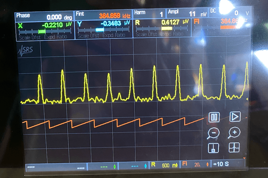 Lock-in amplifier readout over repeated frequency sweeps